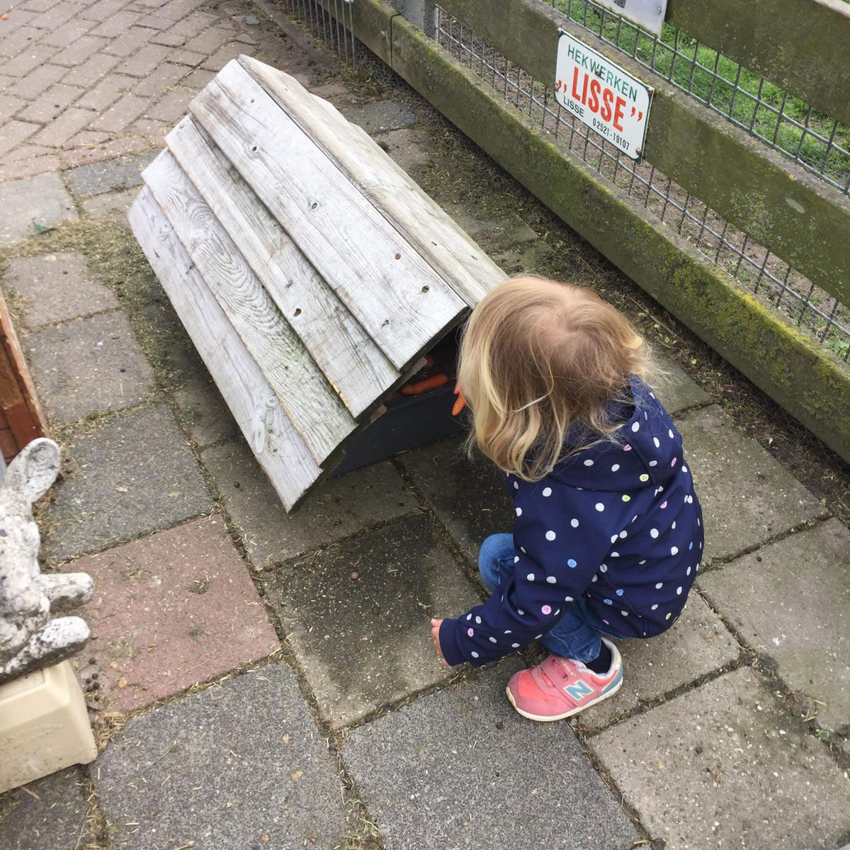 kind-op-de-grond-bij-huisje-kinderboederij