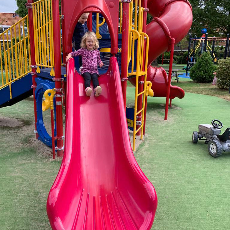 kinderen-op-de-glijbaan-speeltuin
