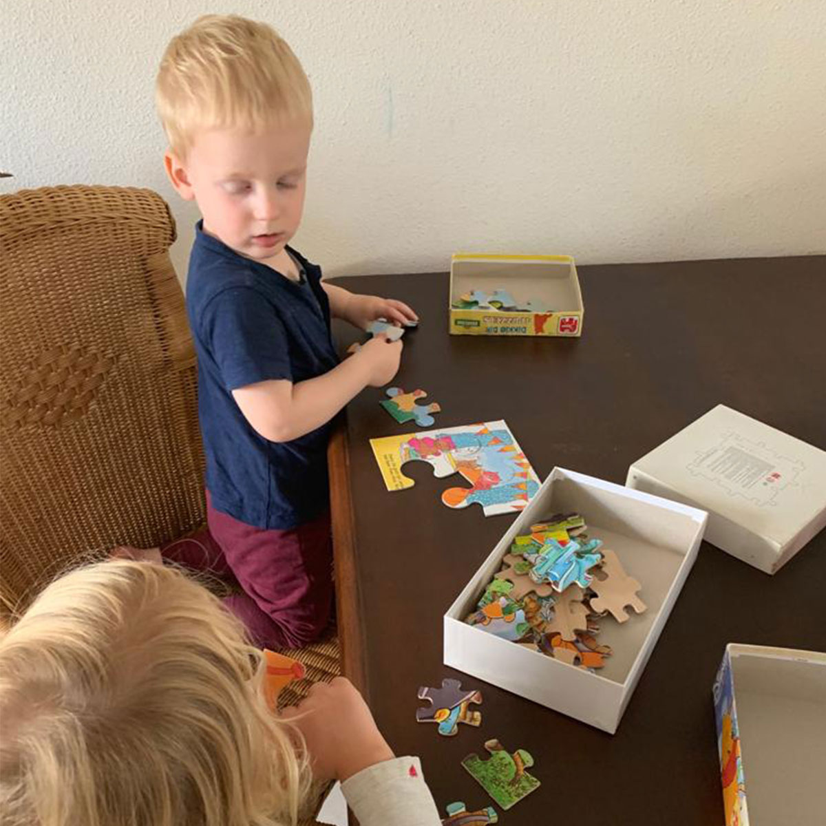 kinderen-puzzelen-uit-een-doos