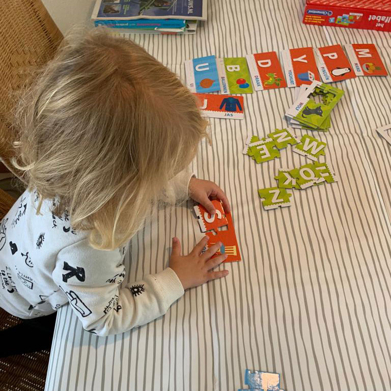 meisje-speelt-letters-spel